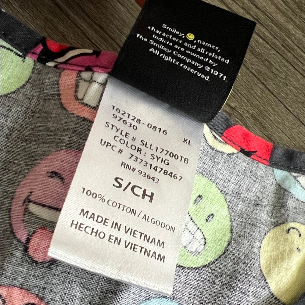 Smiley World Graphic scrub Top S - Picture 8 of 8
